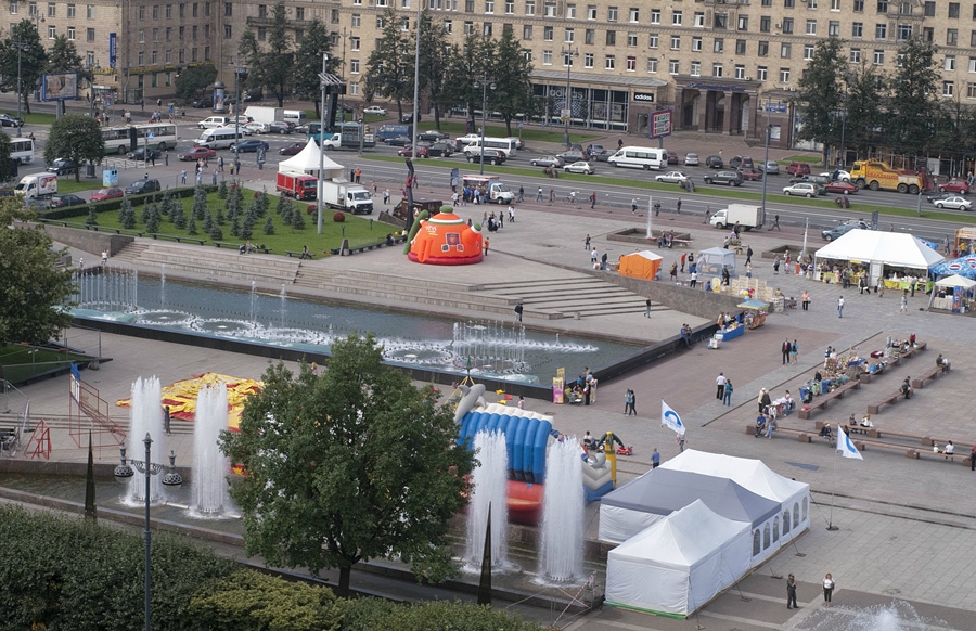 «Вид на Московскую площадь в день чая и кофе»