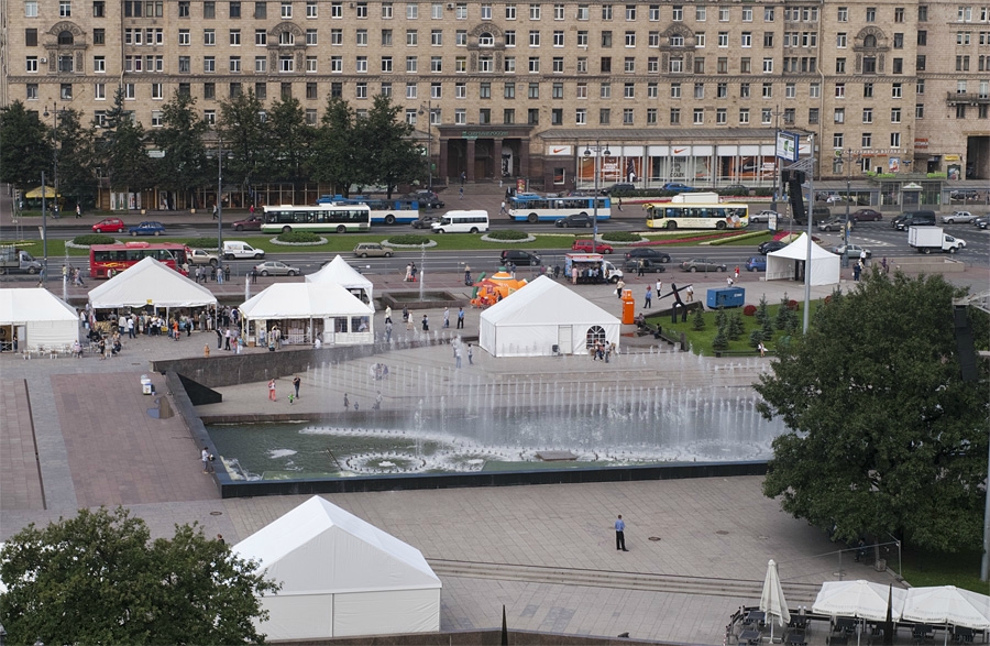 «Вид на Московскую площадь в день чая и кофе 2»